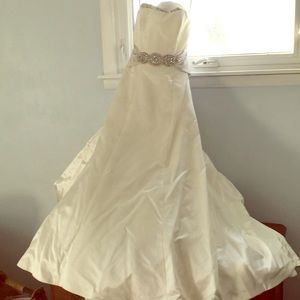 Elegant Alfred Angelo wedding gown